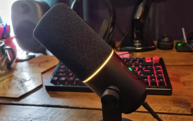 Razer Seiren V3 Pro Review: A Versatile Microphone with Software Nuances
