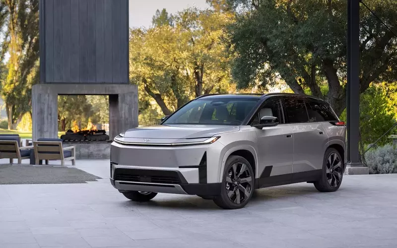 Toyota Postpones Electric Highlander Release to Next Year Amid Strong Demand for Traditional Models