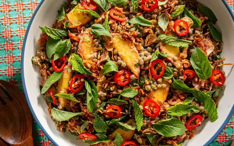 Refreshing Lentil and Peach Salad with Zesty Lemongrass Dressing