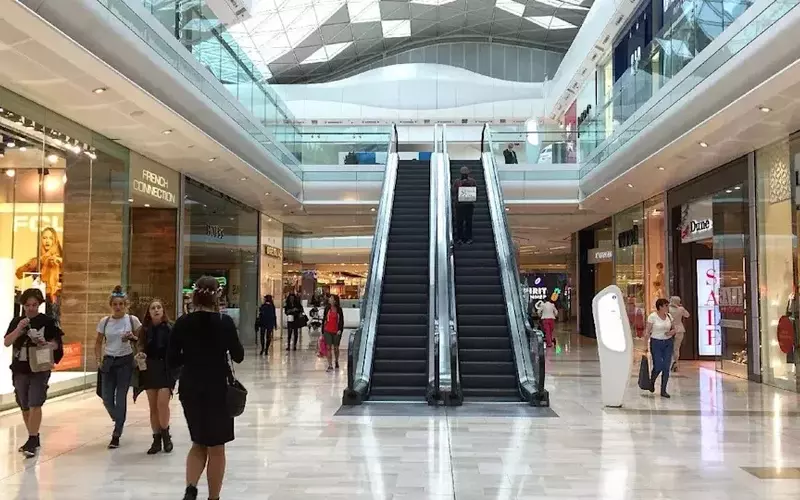 UK Retail Sector Navigates June Heatwave with Resilience and Digital Shift