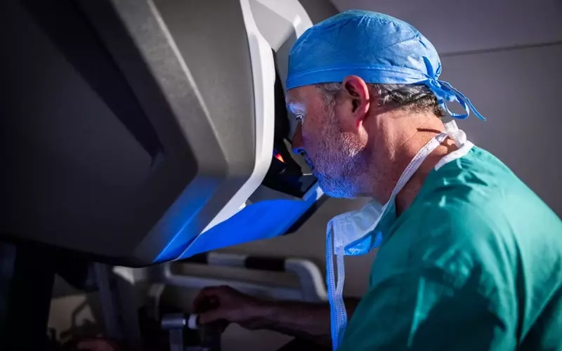 Intuitive Surgical (ISRG): Overcoming Market Headwinds and Poised for Growth