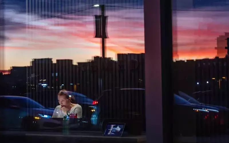 Balancing AI Use: Maintaining Human Skills in the Workplace