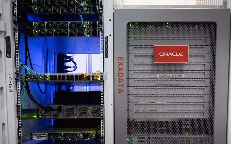 Oracle Shares Plummet Amid AI Growth Doubts and Market Competition
